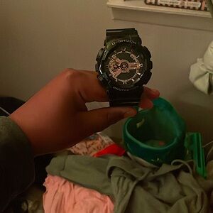 Gold and black preferably cash app payment and I’m selling it for 85$ lowest 75